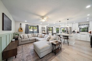 Télévision, baby-foot, livres