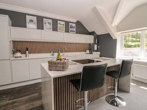 Cottage | Private kitchen | Fridge, dishwasher, electric kettle, toaster - Lake House Loft (Windermere)