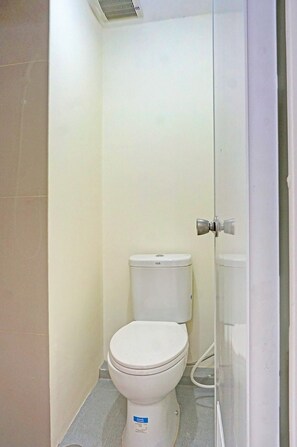 Standard Double Room | Bathroom | Shower, rainfall showerhead, towels, toilet paper