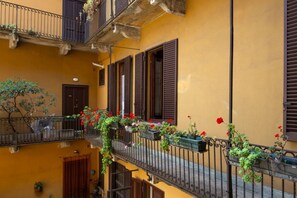 Exterior detail - GuestHost - Spacious two-room apartment with kitchen for 5 persons with one bedroom, living room with sofa bed and a loft (overlooking the rooms below) with a bed and office area. The kitchen/dining room is separate. In total 65 sqm in old Milan building (Milan)