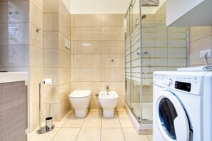 Bruser, hårtørrer, bidet, håndklæder