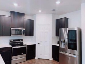 Refrigerador, microondas, horno y parrilla de estufa 