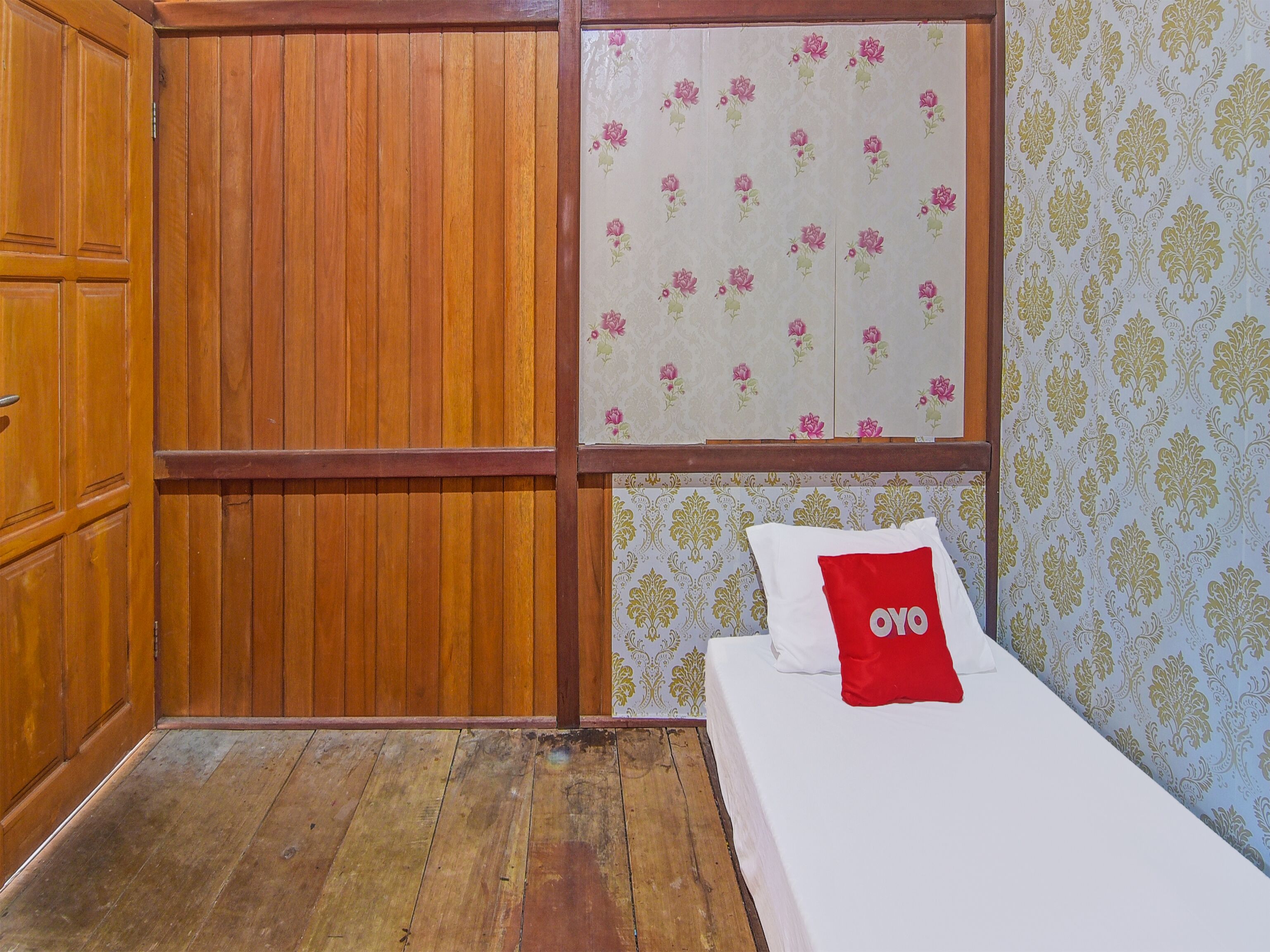 single room | free wifi, bed sheets