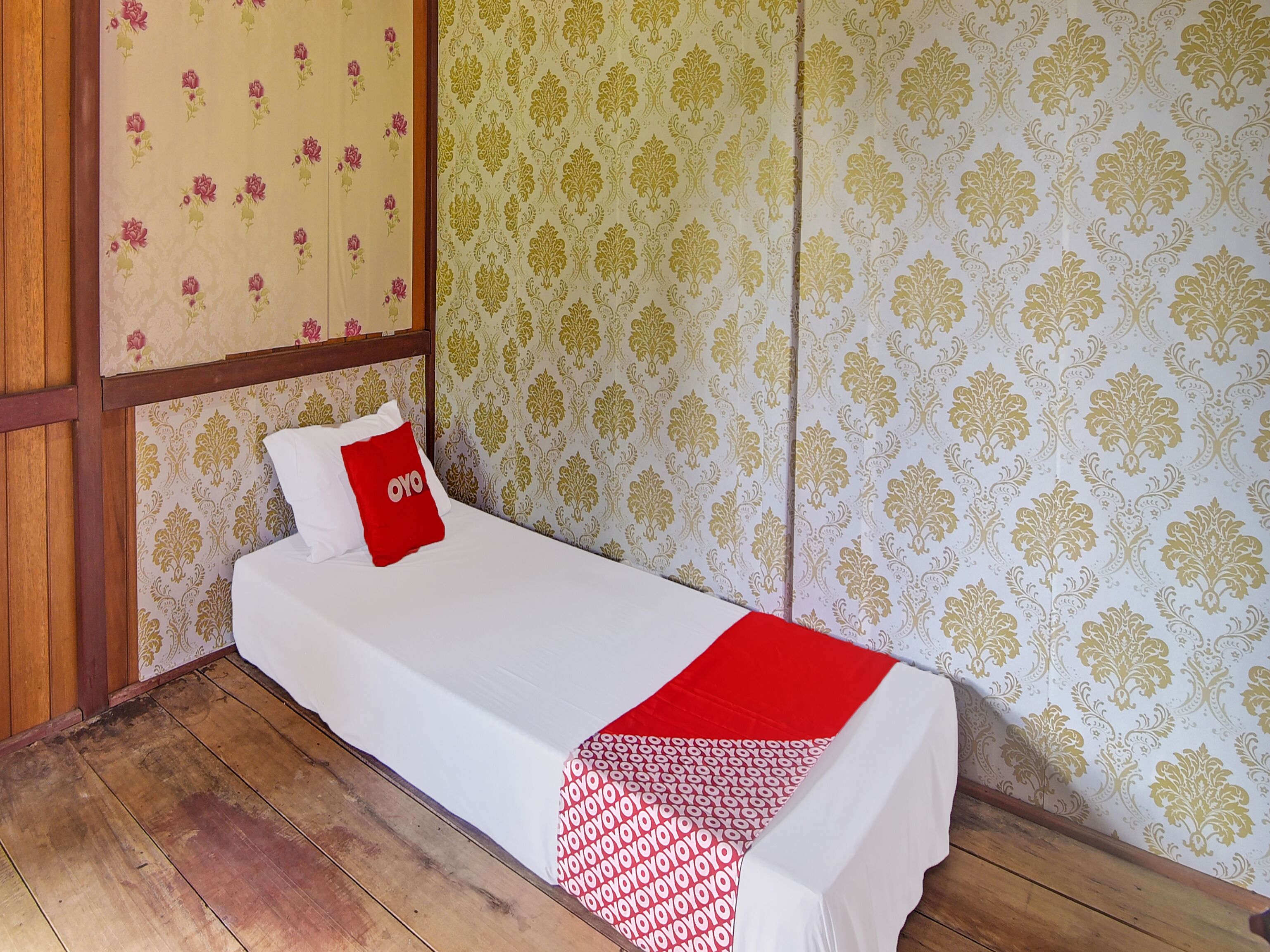 single room | free wifi, bed sheets