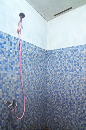 Kamar Single | Kamar mandi | Shower, pancuran hujan, handuk, dan tisu toilet