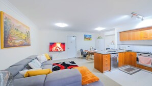 A modern apartment with a living room, kitchen, and dining area. - Luxurious oasis 10mins to Perth DT, Elizabeth Quay & PCEC (Perth)