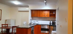 Fridge, microwave, oven, stovetop - Luxurious oasis 10mins to Perth DT, Elizabeth Quay & PCEC (Perth)