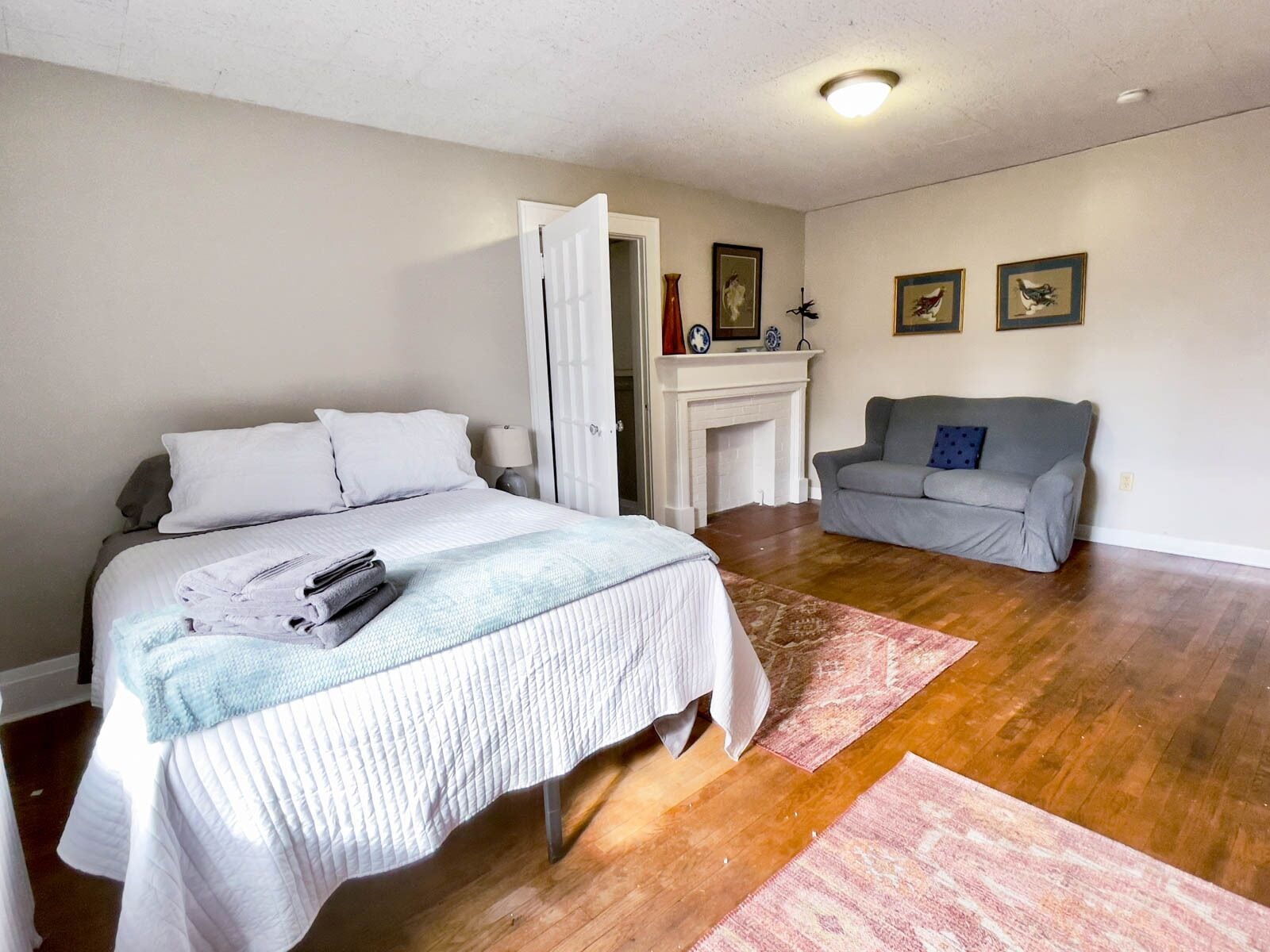 4 bed/1bath on Cornell Campus: Upstairs Apartment