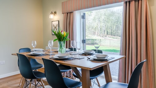 Quarry Lodge, Lydney - sleeps 6 guests in 3 bedrooms
