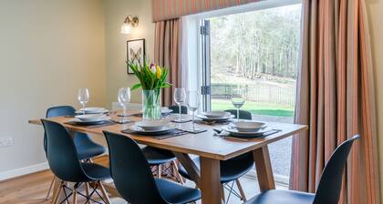 Quarry Lodge, Lydney - sleeps 6 guests in 3 bedrooms