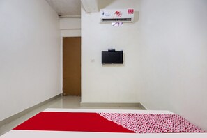 Standard Double Room | Free WiFi, bed sheets - Hotel O Sunny Syariah (Batam)