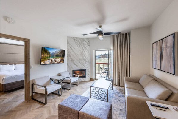 Fernseher, Kamin, Videospiele, Tischtennisplatte