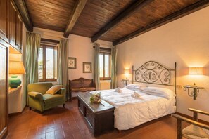 10 chambres, coffre-fort, fer et planche Ă repasser