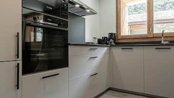 Geladeira, micro-ondas, fogão, lava-louças