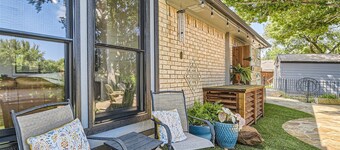 Lively Interior Oasis w/ Big Yard- Fast- WIFI