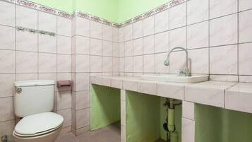 Habitación doble | Baño | Ducha, cabezal de ducha tipo lluvia, toallas y papel higiénico