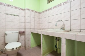 Quarto casal | Banheiro | Chuveiro, chuveiro com efeito de chuva, toalhas de banho