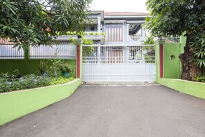 Exterior - SPOT ON 3961 Fico's Residence Syariah (Bekasi)