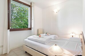 1 bedroom, bed sheets