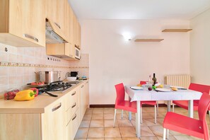 ثلاجة، ميكروويف، موقد طهي مسطح، مستلزمات طهي/أطباق/أوعية