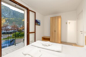 2 bedrooms, bed sheets - Porto Letizia Firenze 3, Porlezza, Italy (Porlezza)
