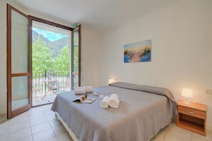 2 bedrooms, free WiFi, bed sheets - Porto Letizia Firenze 1, Porlezza, Italy (Porlezza)