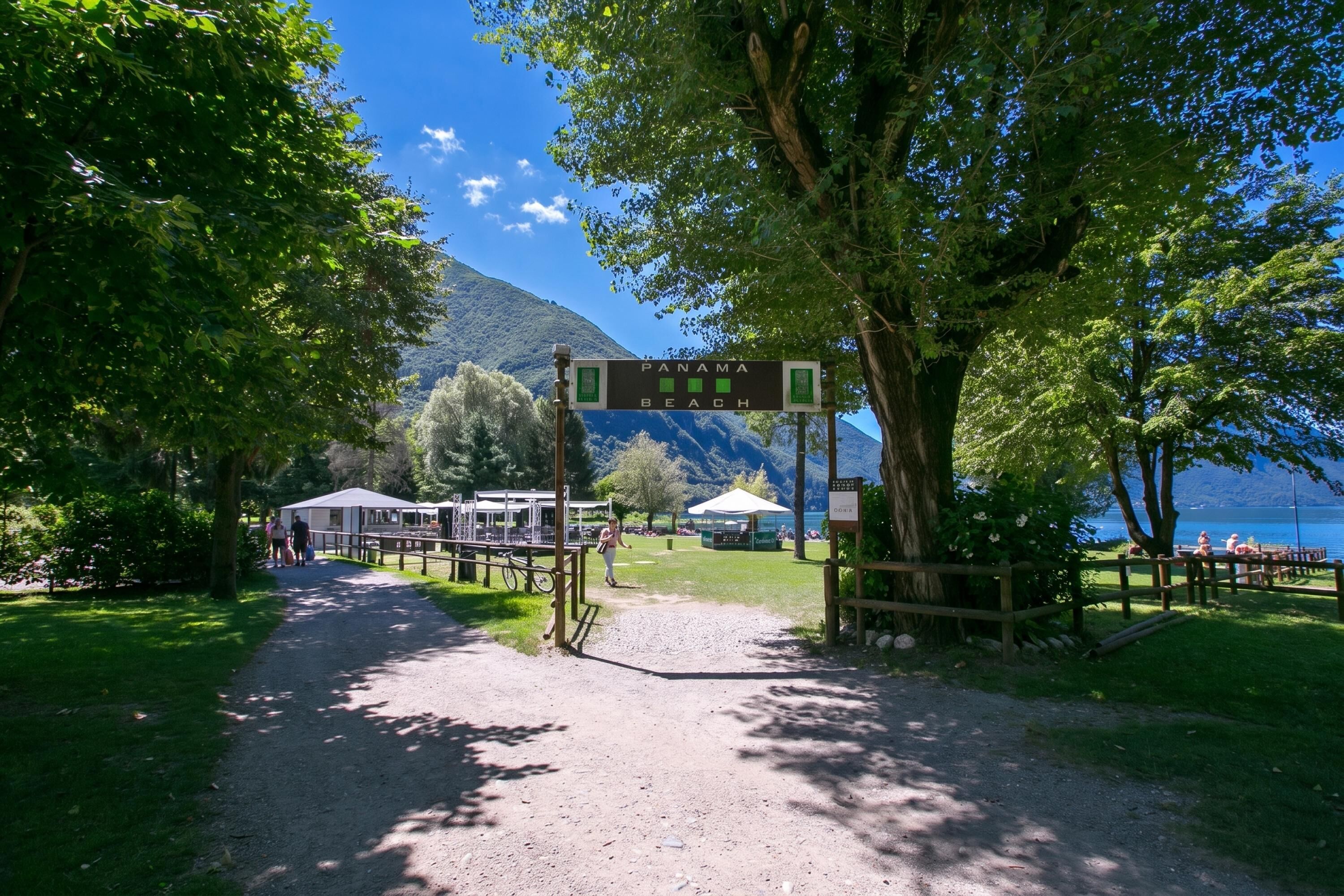 Un sentier qui mène à une zone au bord du lac, avec un panneau indiquant un espace de stationnement.