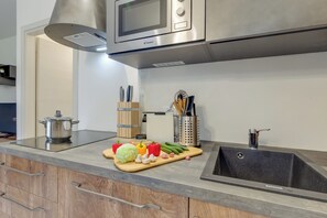 ثلاجة، ميكروويف، موقد طهي مسطح، غسالة أطباق