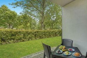 Outdoor dining - Porto Letizia Venezia 4, Porlezza, Italy (Porlezza)