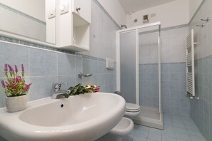 Bruser, bidet, håndklæder