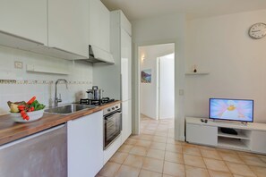 Kylskåp, ugn, spishäll och diskmaskin