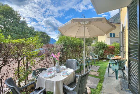 Outdoor dining - Porto Letizia Tchaikovsky 1, Porlezza, Italy (Porlezza)