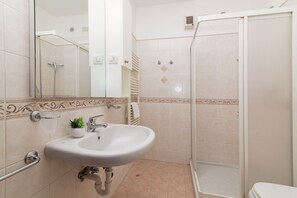 Shower, bidet, towels