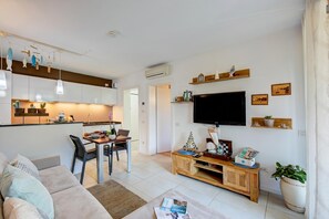 Appartement familial, plusieurs chambres (The Peace Of The Lake) | Aire de séjour | Téléviseur à écran plat de 21 po avec télévision par câble, téléviseur