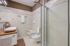 Family Apartment, Multiple Bedrooms (The Peace Of The Lake) | Bathroom | Shower, hair dryer, bidet, towels - The Peace Of The Lake (Arco)