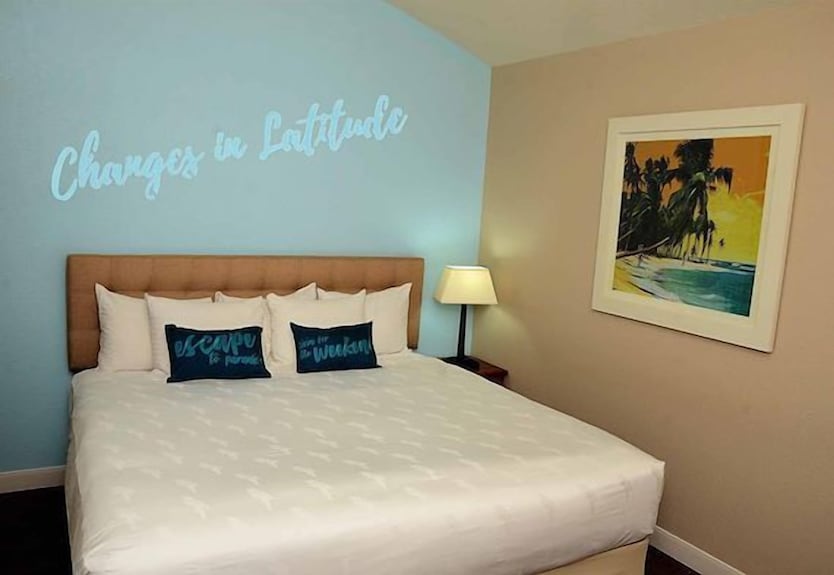 Comfort And Convenience! Onsite Pool, Free Parking, Near Lake Of The Ozarks - Camdenton, MO