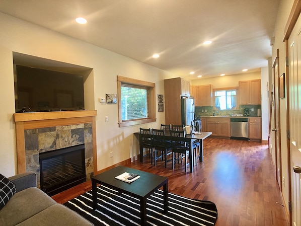 Stadtwohnung | Wohnbereich | 50-Zoll-Flachbildfernseher mit Satellitenempfang, Fernseher, Kamin