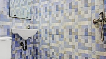 Dobbeltrom – standard | Bad | Dusj, regndusjhode, håndklær og toalettpapir