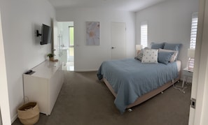 5 bedrooms, free WiFi, bed sheets