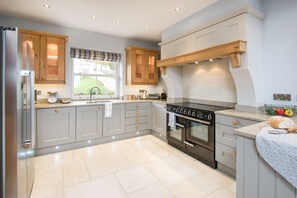 Een koelkast, een microgolfoven, een oven, een vaatwasser