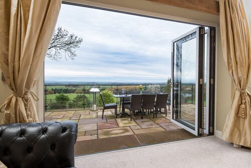 Luxury cottage with stunning views, hot tub and 2 dogs welcome
