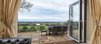 Luxury cottage with stunning views, hot tub and 2 dogs welcome