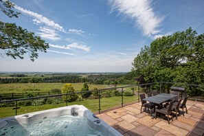 Outdoor dining - Luxury cottage with stunning views, hot tub and 2 dogs welcome (Castle Carrock)