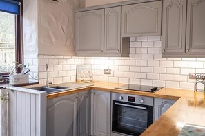 Fridge, microwave, oven, dishwasher - A cottage that sleeps 8 guests  in 4 bedrooms (Castle Carrock)