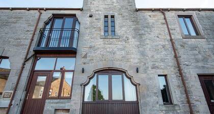 A cottage that sleeps 6 guests in 3 bedrooms