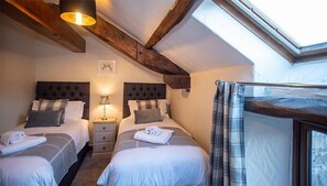 2 bedrooms, iron/ironing board, free WiFi, bed sheets - Luxury cottage with enclosed garden and 2 dogs welcome (Castle Carrock)