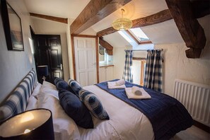 2 bedrooms, iron/ironing board, free WiFi, bed sheets - Luxury cottage with enclosed garden and 2 dogs welcome (Castle Carrock)