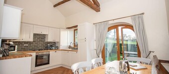 Luxury cottage with enclosed garden and 2 dogs welcome
