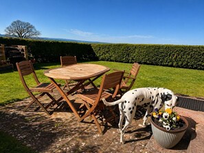 Outdoor dining - Luxury cottage with panoramic views towards the Lake District and private hot tub (Castle Carrock)