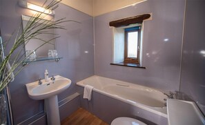 Badekar, hårføner og håndklær